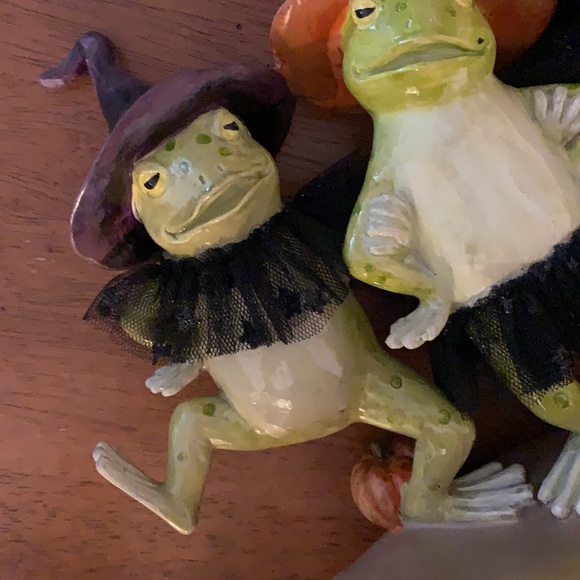 SOLD-Mark Roberts collectibles Dancing Frogs dressed like witches Halloween - Picture 2 of 13